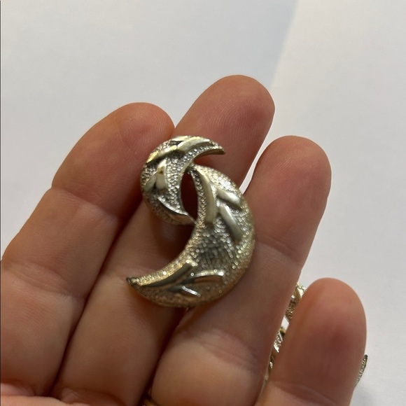 Elegant Vinatge Silver tone half moon clip on Earrings - Picture 3 of 7